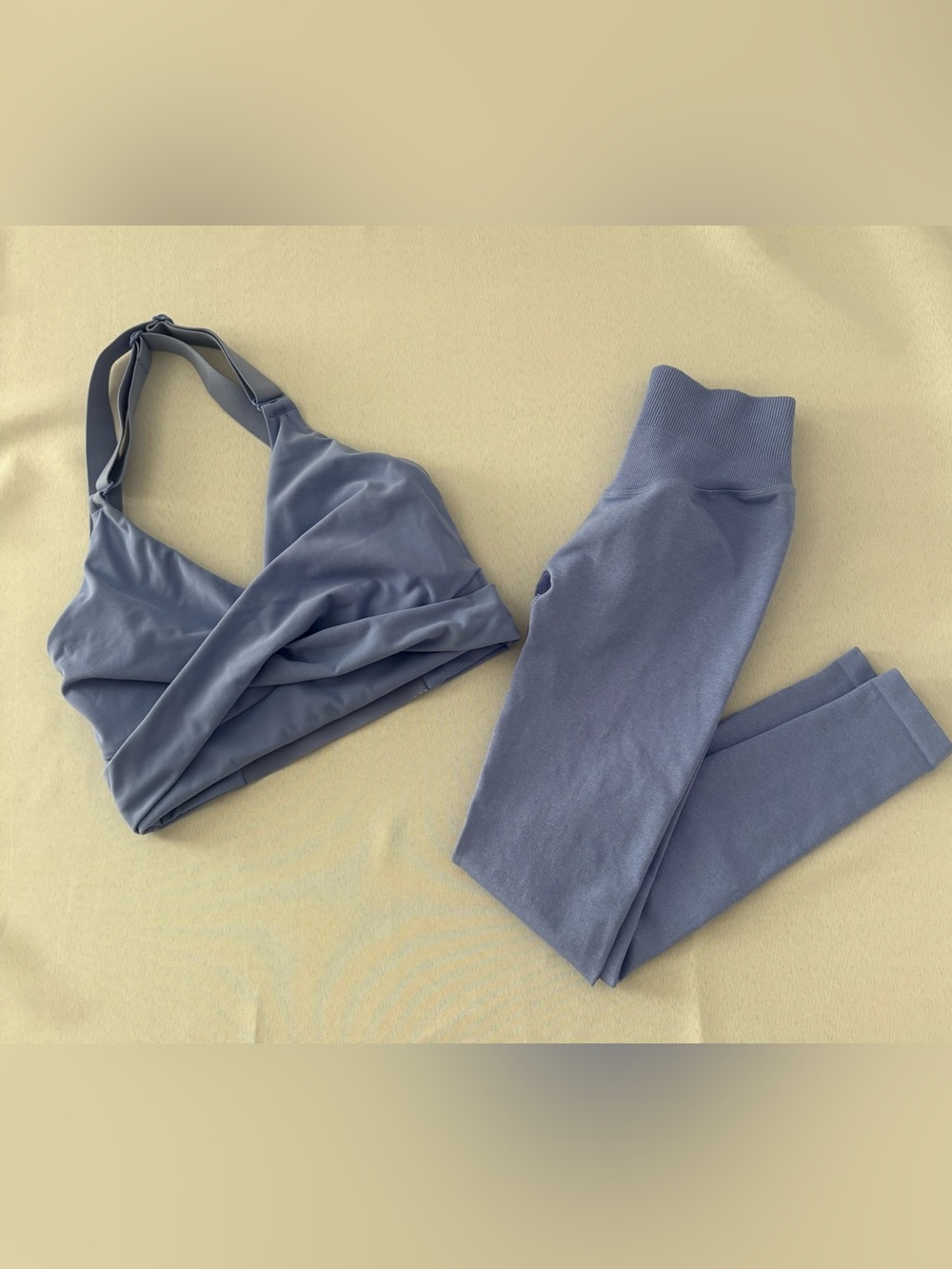 BuffBunny candy wrap bra. Color Azul. BuffyBunny Vida seamless leggings in Azul